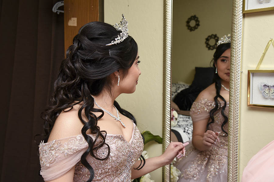 hermoso peinado de quinceañera con tiara de diamantes