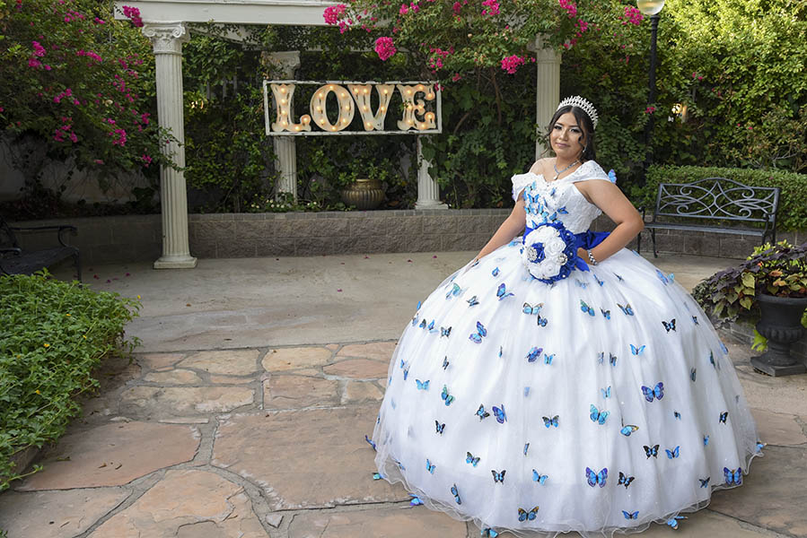 hermoso vestido blanco de quinceañera mexicana