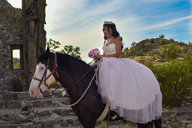 sesion fotografica al aire libre quinceañera caballo