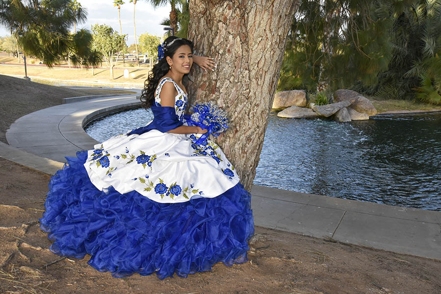 vestido blanco elegante con flores bordadas azules