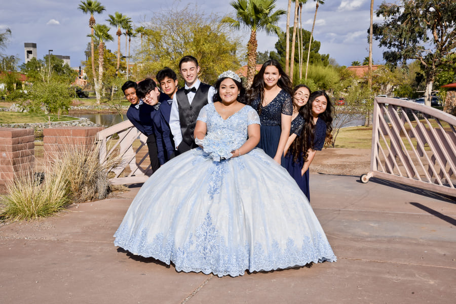 código de vestimenta para xv años, linda quinceañera con su vestido y sus damas y honor elegantes