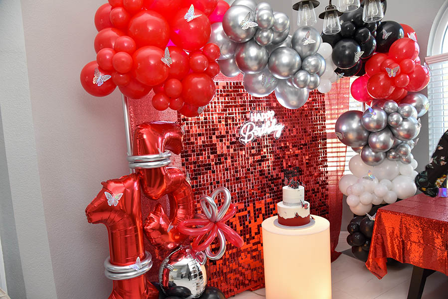 decoración en globo rojo y plata quinceañera