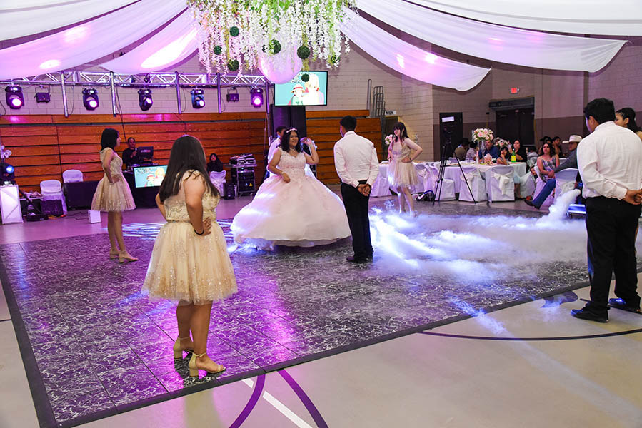 baile de quinceañera con chambelanes