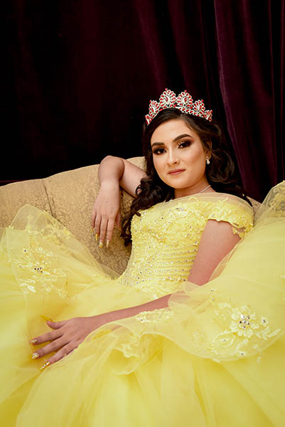 hermosa quinceañera con maquillaje perfecto