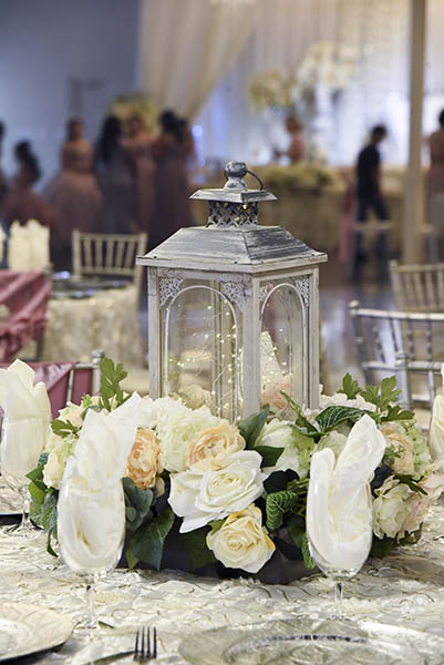 5 centro mesa quinceanera rosas blancas