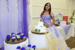 hermoso pastel de quinceañera violeta