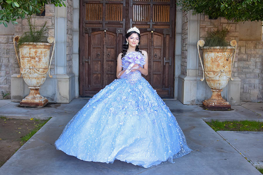 quinceañera entrando a fiesta