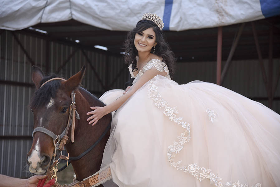 fernanda en sesión fotográfica de quinceañera