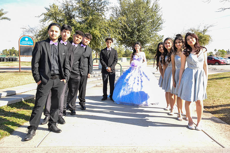 entrada de quinceañera con chambelanes y damas de honor