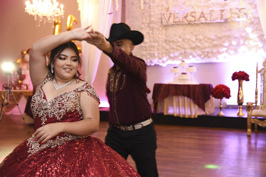 bailando canciones de vals con papá de 15 años