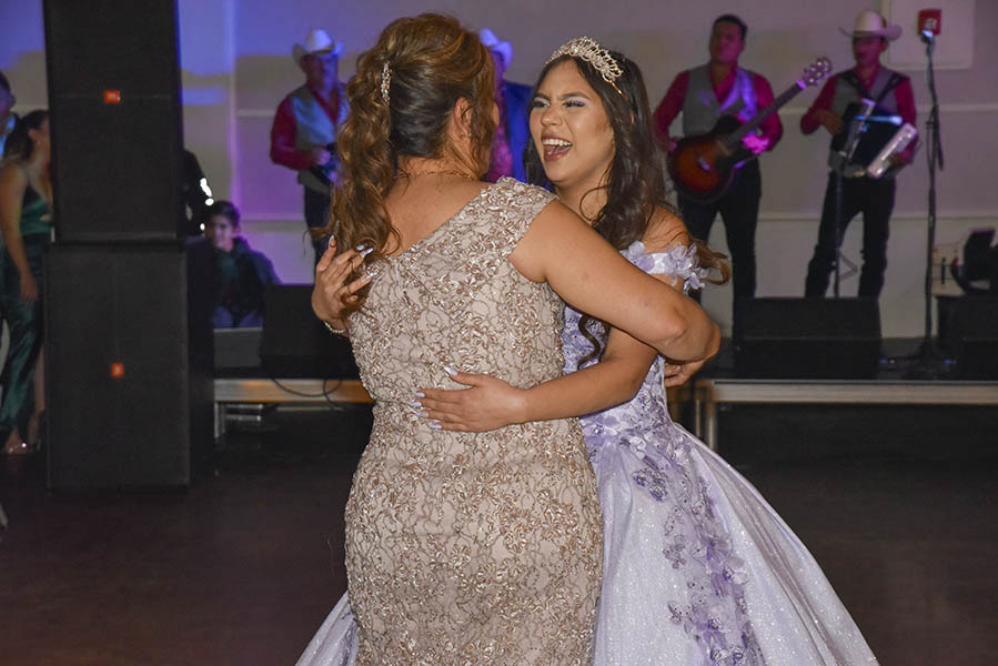 bailando vals de quinceañera con mamá