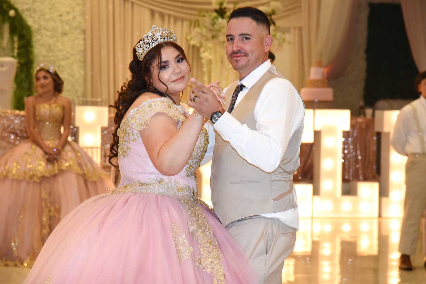 padre e hija bailando canción vals para quinceañera