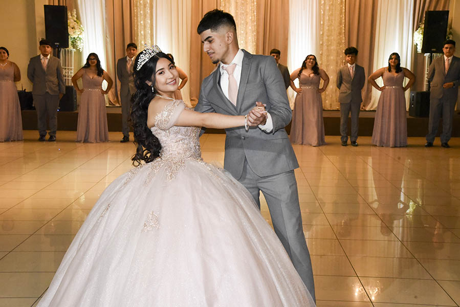 quinceañera bailando con chambelán las canciones clásicas de vals para quinceañera