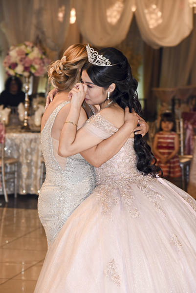 baile de quinceañera con mamá