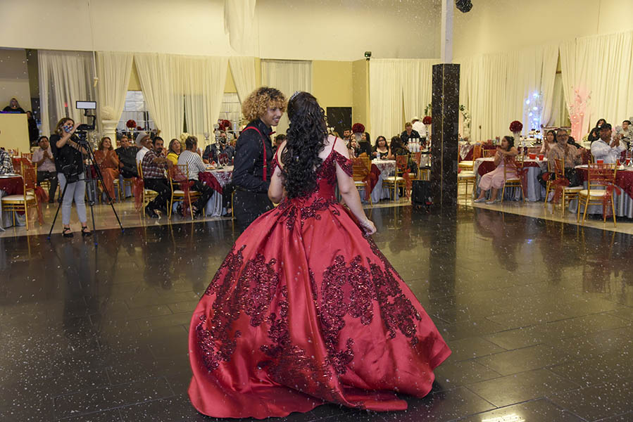 Quinceañera bailando con chambelán en su fiesta de 15 años