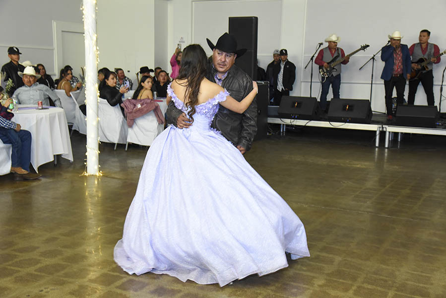 bailando con papá en su fiesta de quinceañera