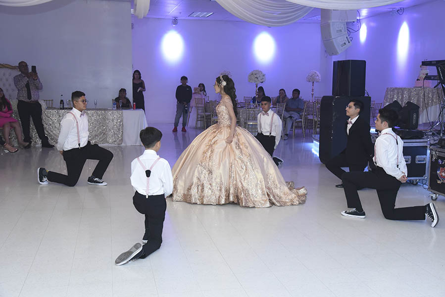 Quinceañera bailando su vals con los chambelanes