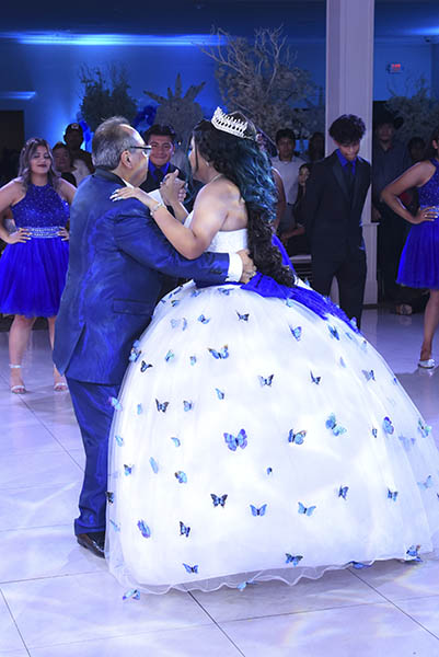 quinceañera bailando con papá la música de vals latina