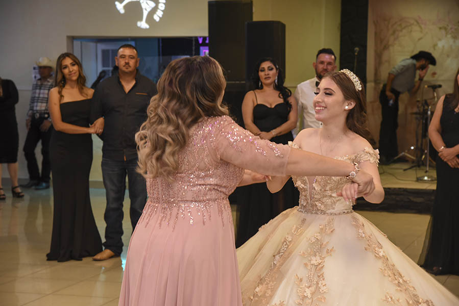 baile con su mamá con las canciones para una quinceañera en inglés