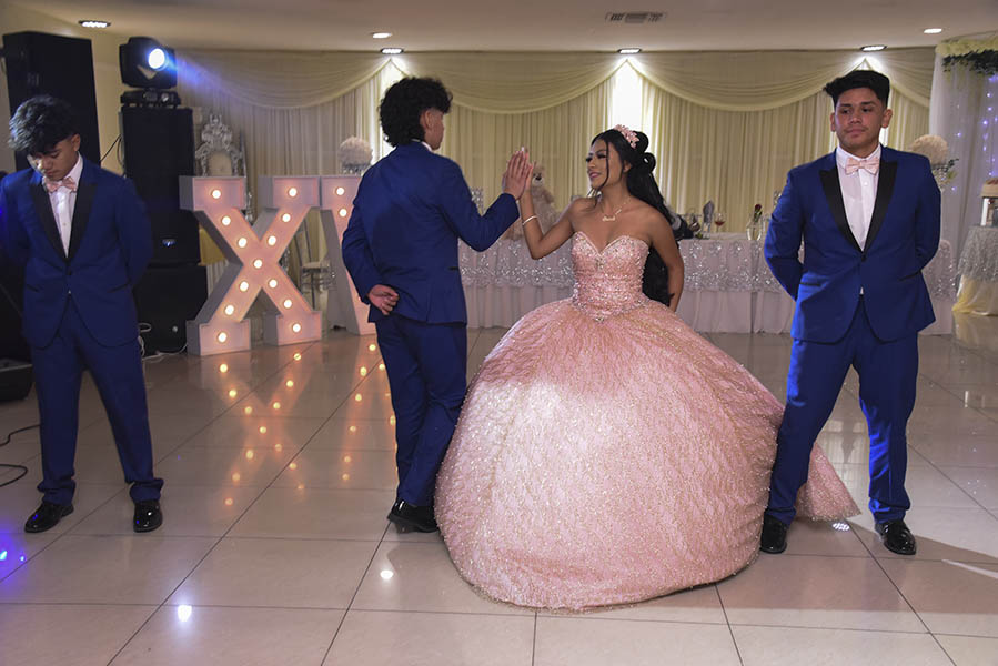 quinceañera bailando vals con sus chambelanes en español