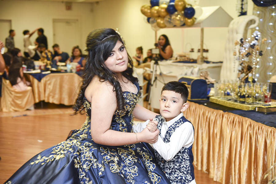 Quinceañera bailando con su hermanito la mejor canción de vals latina