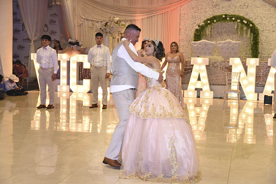 quinceañera bailando con papá en su gran día