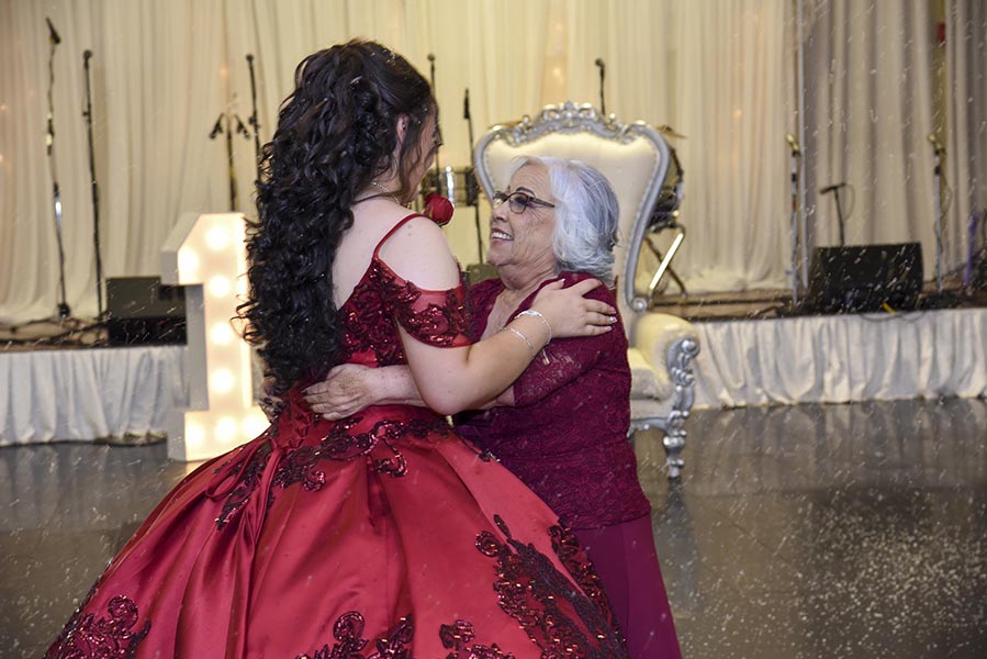 quinceañera bailando la mejor canción de película para su vals