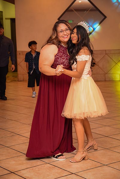 quinceañera posando con su mamá antes del vals de xv años